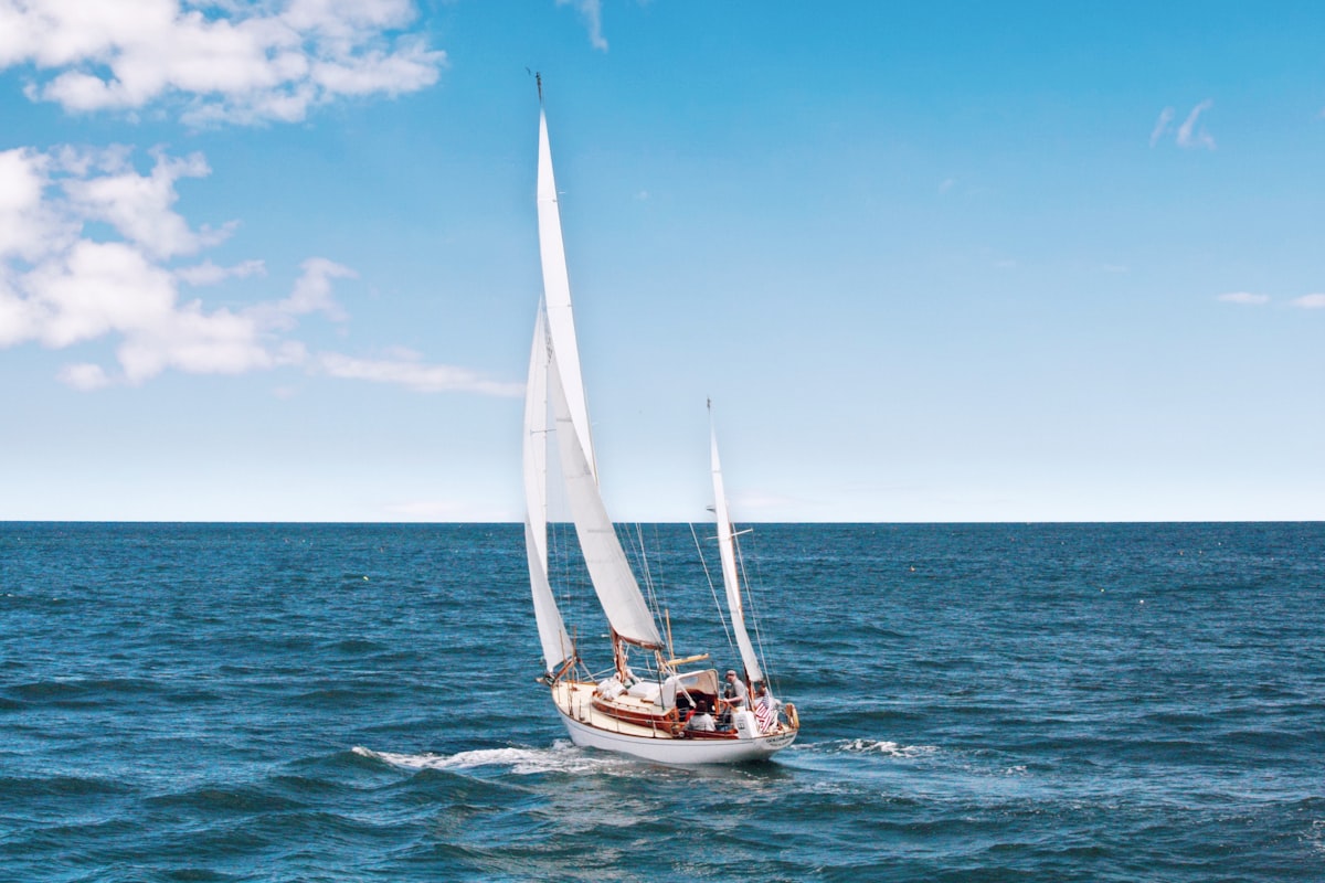 Technicien effectuant des travaux d'entretien sur un bateau